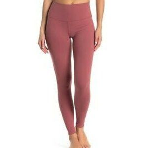 EXCELLENT CONDITION! Alo Airbrush Tech Lift High Waist Capris in Rosewood